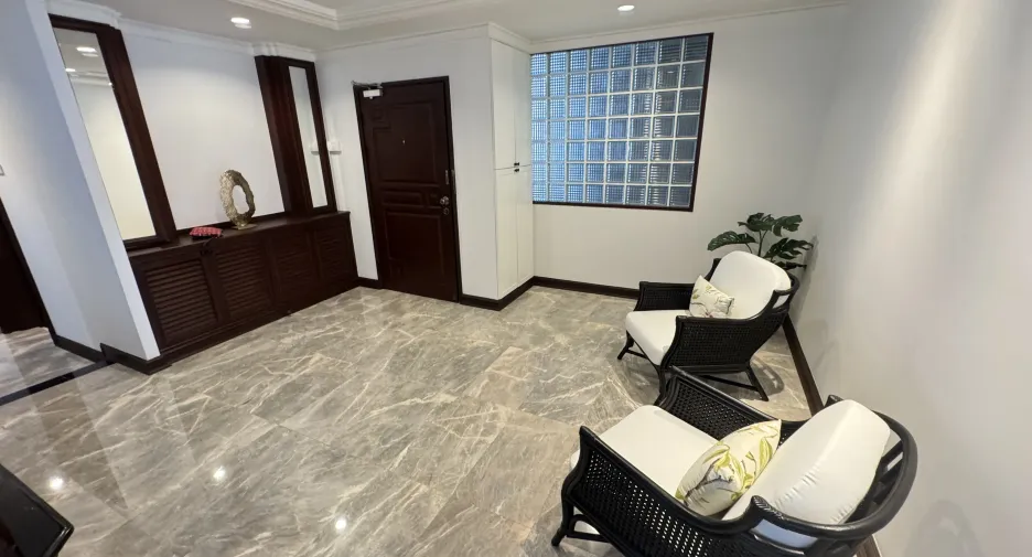 For rent 4 bedrooms apartment in Khlong Toei, Bangkok