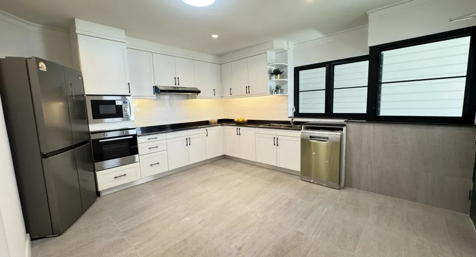 For rent 4 bedrooms apartment in Khlong Toei, Bangkok