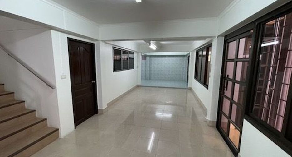For rent 7 bedrooms townhouse in Yan Nawa, Bangkok