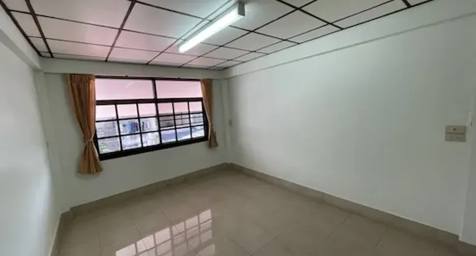 For rent 7 bedrooms townhouse in Yan Nawa, Bangkok