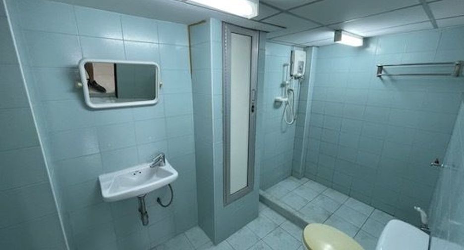 For rent 7 bedrooms townhouse in Yan Nawa, Bangkok