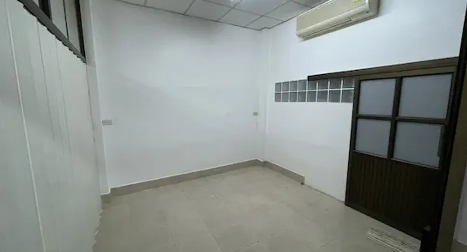 For rent 7 bedrooms townhouse in Yan Nawa, Bangkok