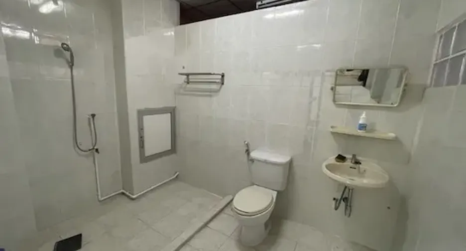 For rent 7 bedrooms townhouse in Yan Nawa, Bangkok
