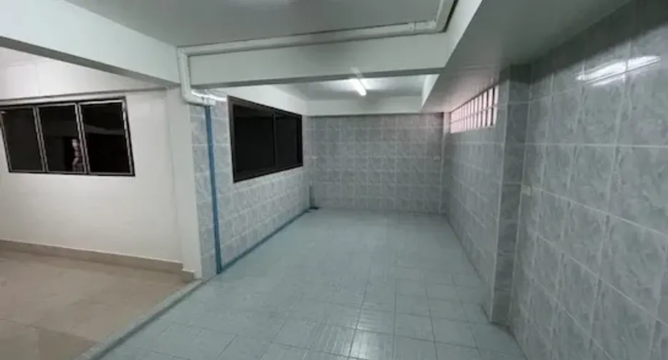 For rent 7 bedrooms townhouse in Yan Nawa, Bangkok