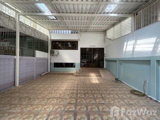 For rent 7 bedrooms townhouse in Yan Nawa, Bangkok