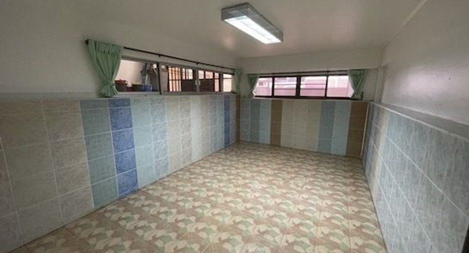 For rent 7 bedrooms townhouse in Yan Nawa, Bangkok