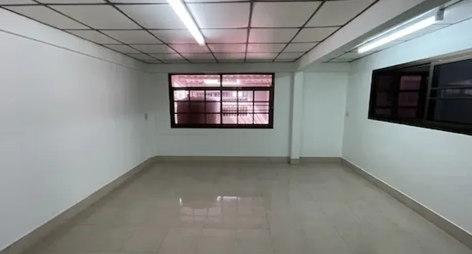 For rent 7 bedrooms townhouse in Yan Nawa, Bangkok