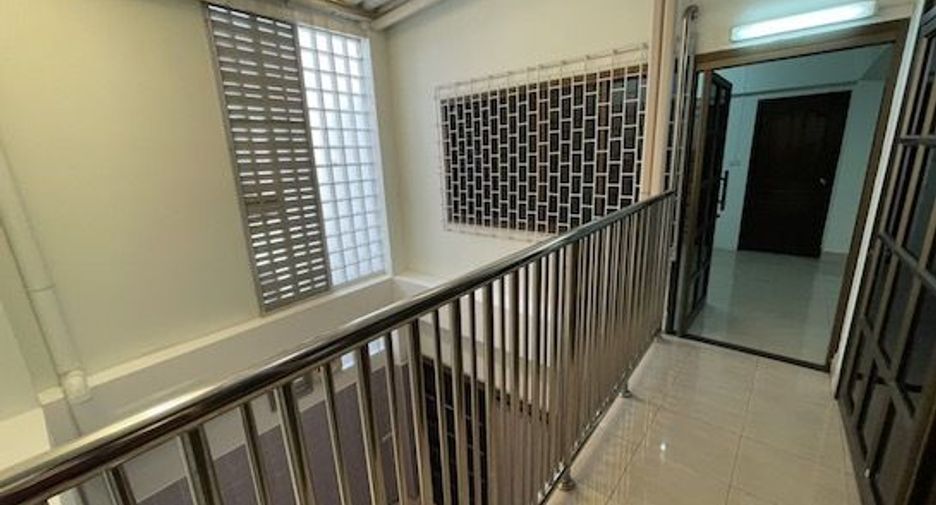 For rent 7 bedrooms townhouse in Yan Nawa, Bangkok