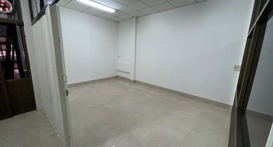 For rent 7 bedrooms townhouse in Yan Nawa, Bangkok