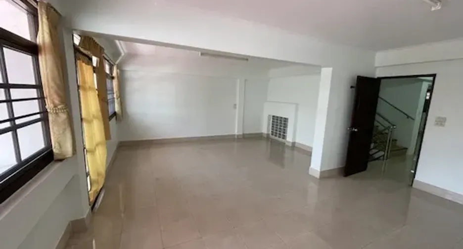 For rent 7 bedrooms townhouse in Yan Nawa, Bangkok