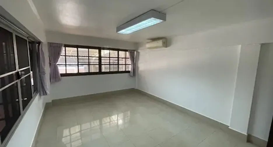 For rent 7 bedrooms townhouse in Yan Nawa, Bangkok