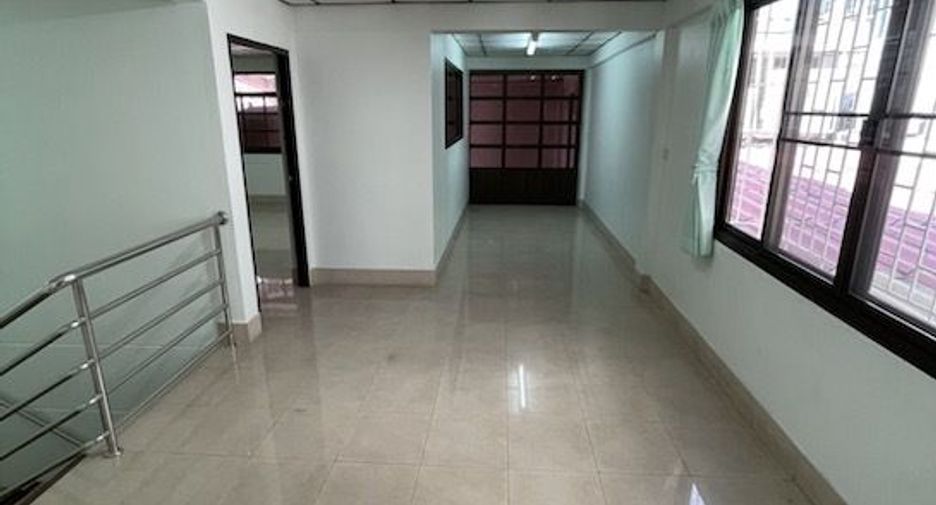 For rent 7 bedrooms townhouse in Yan Nawa, Bangkok