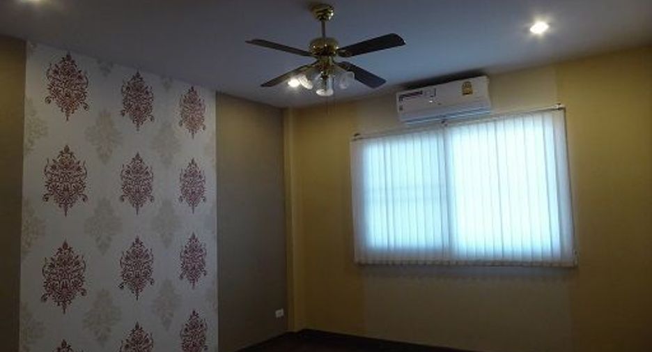 For rent 3 bedrooms townhouse in Bueng Kum, Bangkok