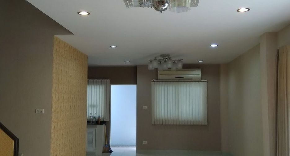 For rent 3 bedrooms townhouse in Bueng Kum, Bangkok