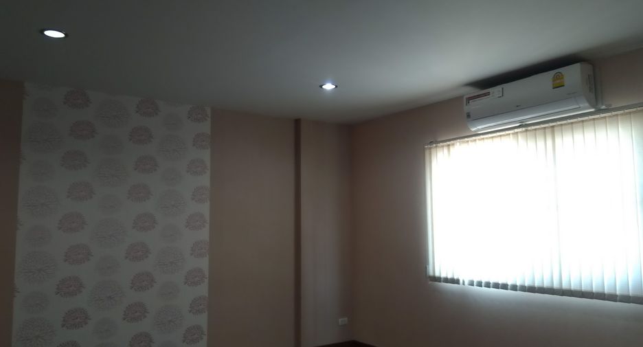 For rent 3 bedrooms townhouse in Bueng Kum, Bangkok