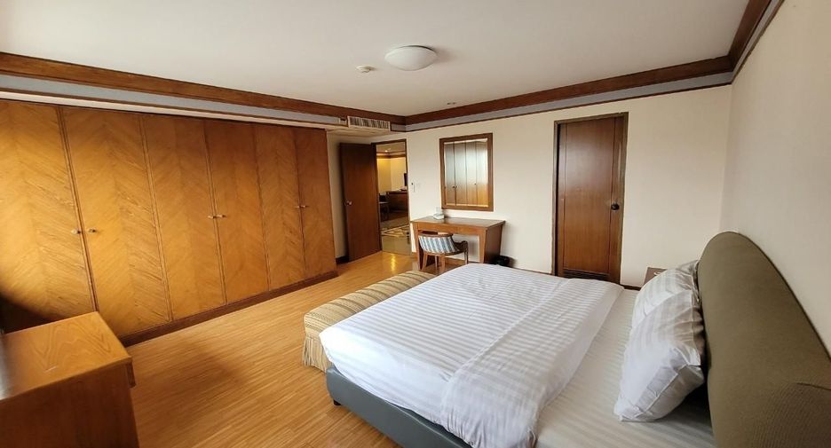 For rent 2 bedrooms condo in Watthana, Bangkok