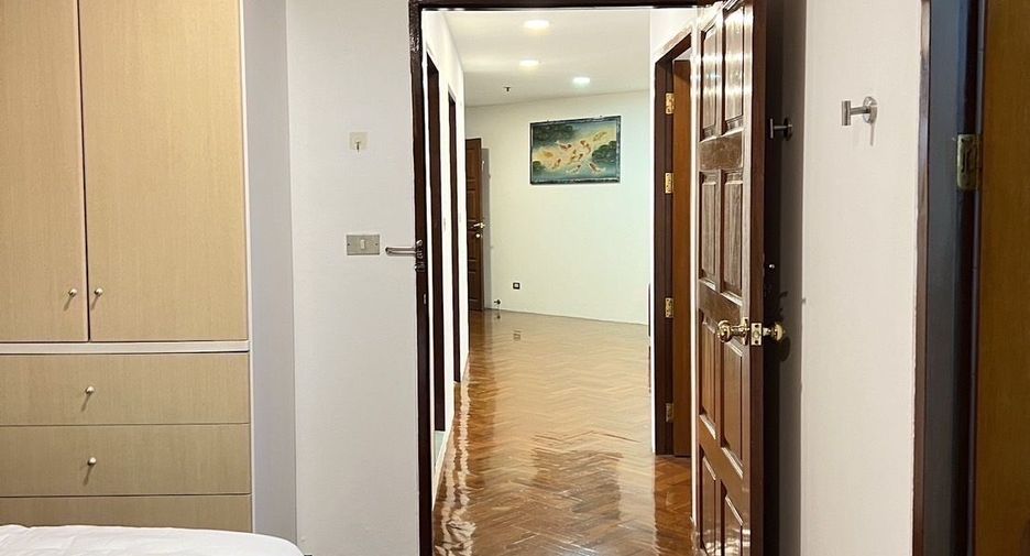 For rent 3 bedrooms condo in Watthana, Bangkok