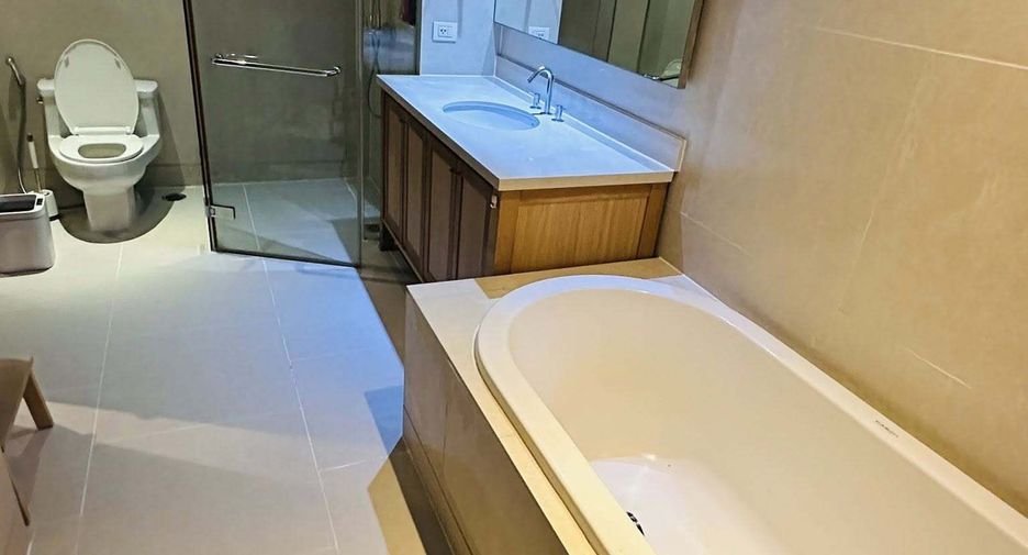 For rent 2 bedrooms condo in Khlong Toei, Bangkok