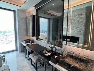 For rent 3 bedrooms condo in Khlong San, Bangkok