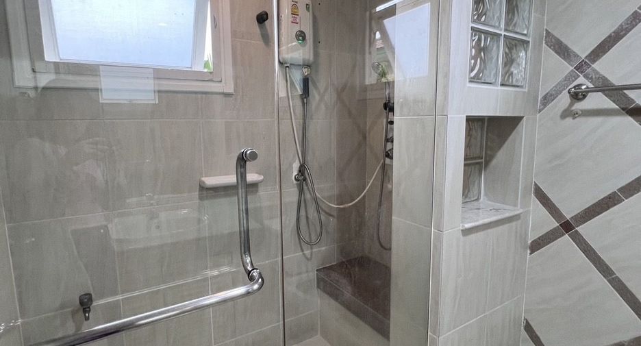 Haus zur Miete mit 4 Zimmer in Mueang Samut Prakan, Samut Prakan