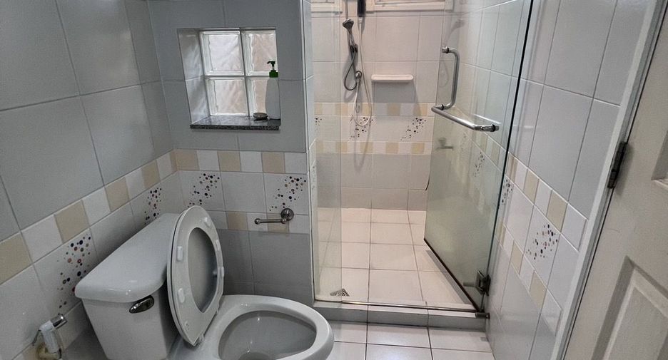 Haus zur Miete mit 4 Zimmer in Mueang Samut Prakan, Samut Prakan