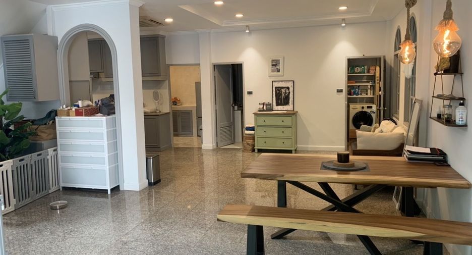 For rent 3 bedrooms house in Khlong Toei, Bangkok