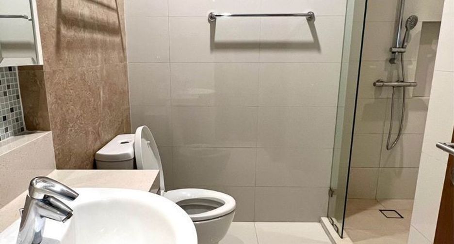 For rent 3 bedrooms condo in Khlong Toei, Bangkok