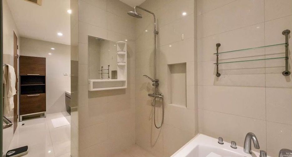 For rent 3 bedrooms condo in Khlong Toei, Bangkok