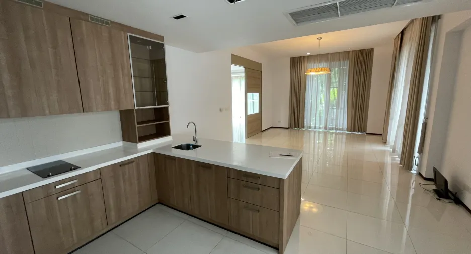 Casa en alquiler de 4 habitaciones en Watthana, Bangkok