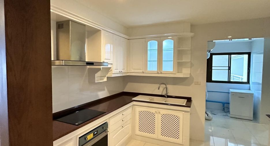 For rent 4 bedrooms condo in Watthana, Bangkok