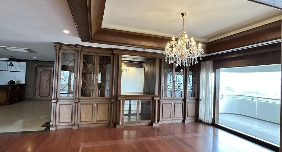 For rent 4 bedrooms condo in Watthana, Bangkok