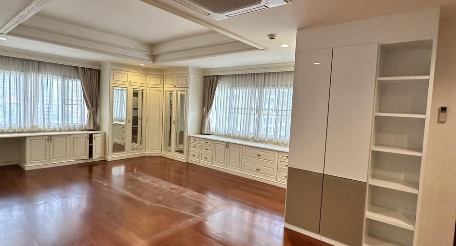 For rent 4 bedrooms condo in Watthana, Bangkok