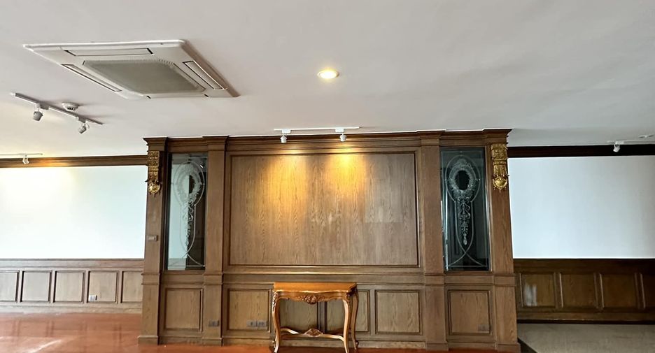 For rent 4 bedrooms condo in Watthana, Bangkok