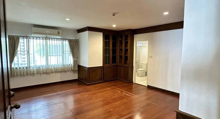 For rent 4 bedrooms condo in Watthana, Bangkok