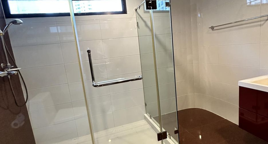 For rent 4 bedrooms condo in Watthana, Bangkok