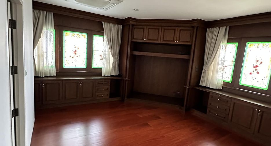 For rent 4 bedrooms condo in Watthana, Bangkok
