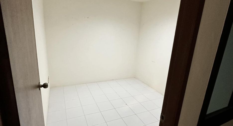 For rent 4 bedrooms condo in Watthana, Bangkok