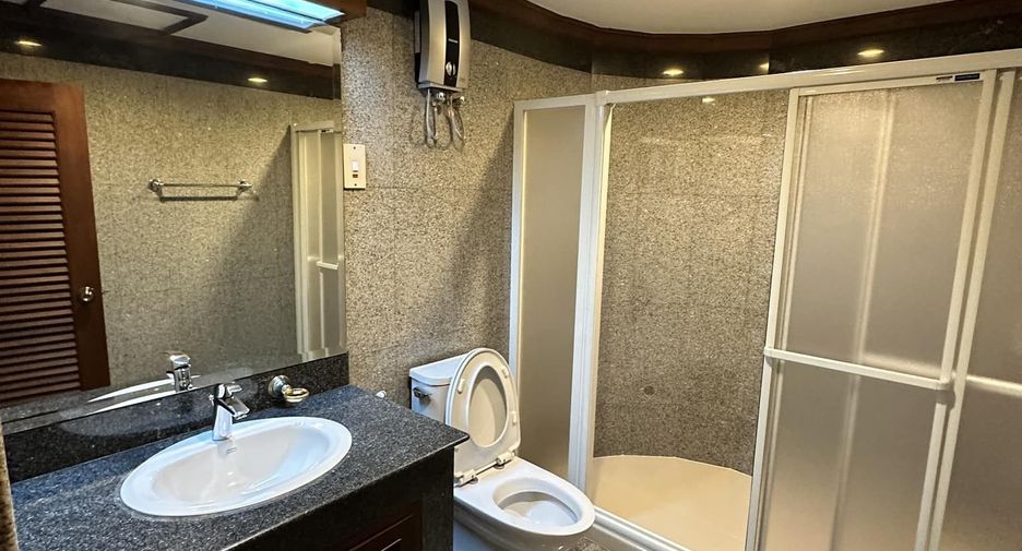 For rent 4 bedrooms condo in Watthana, Bangkok