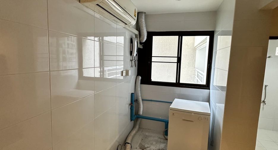 For rent 4 bedrooms condo in Watthana, Bangkok