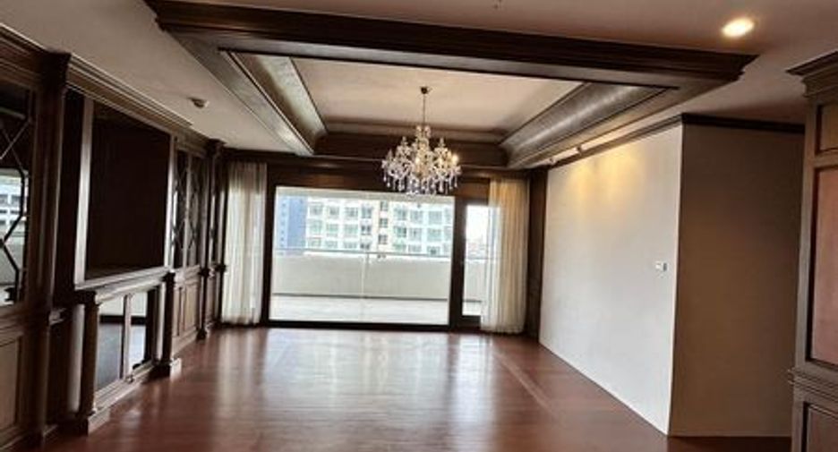 For rent 4 bedrooms condo in Watthana, Bangkok