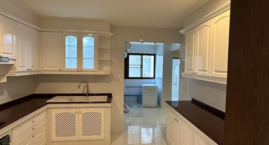 For rent 4 bedrooms condo in Watthana, Bangkok