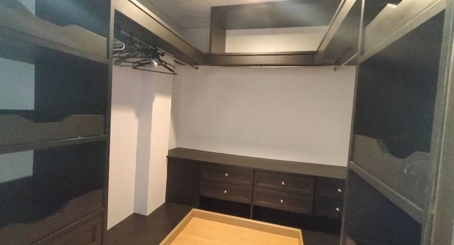 Wohnung zur Miete mit 3 Zimmer in Khlong Toei, Bangkok