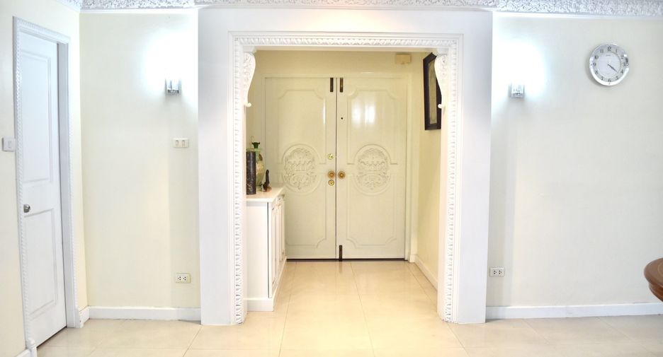 For rent 3 bedrooms condo in Sathon, Bangkok