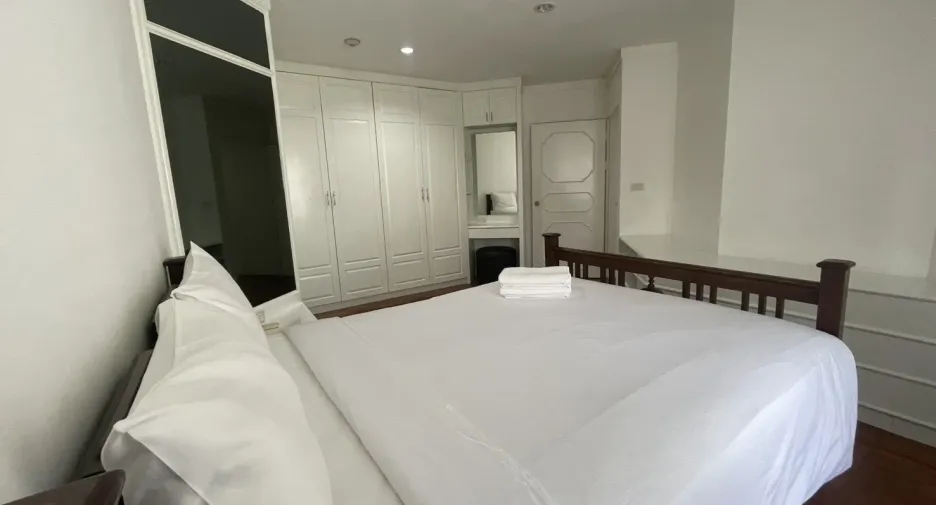 For rent 3 bedrooms apartment in Sathon, Bangkok