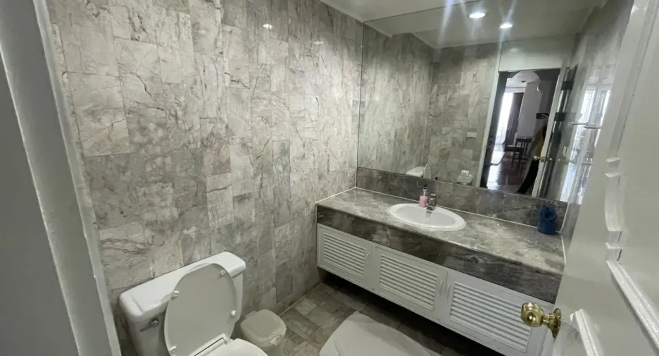 For rent 3 bedrooms apartment in Sathon, Bangkok