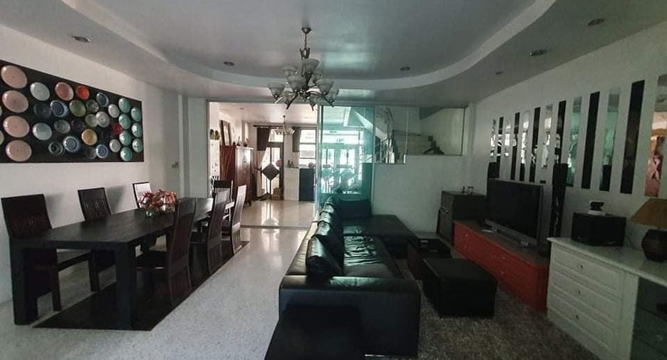 For rent 4 bedrooms townhouse in Yan Nawa, Bangkok