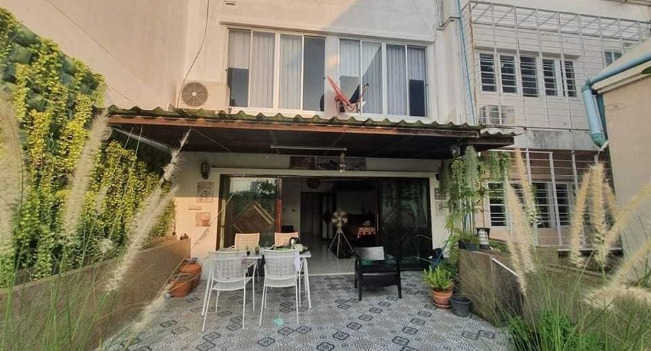 À louer 4 chambres maison de ville à Yan Nawa, Bangkok