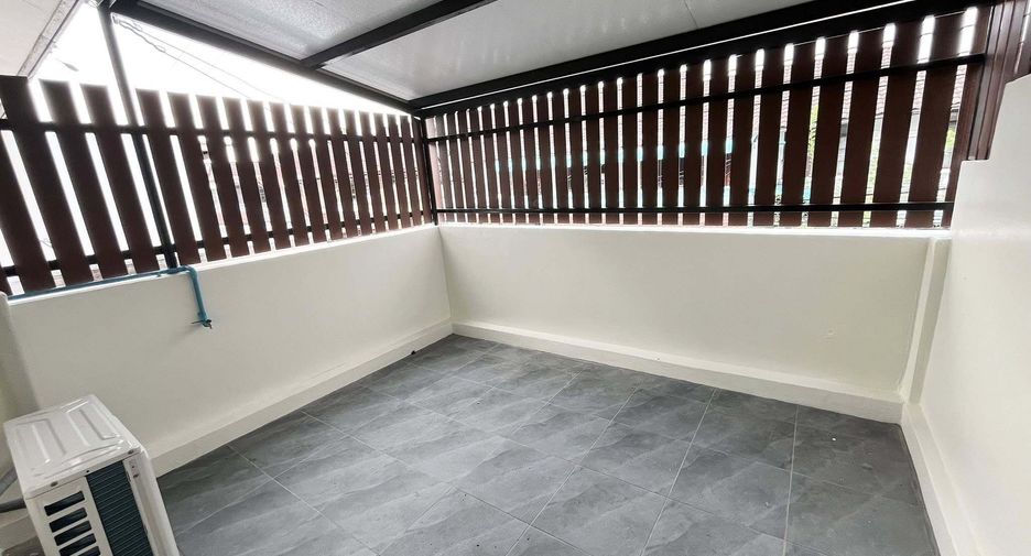 For rent 3 bedrooms townhouse in Bueng Kum, Bangkok