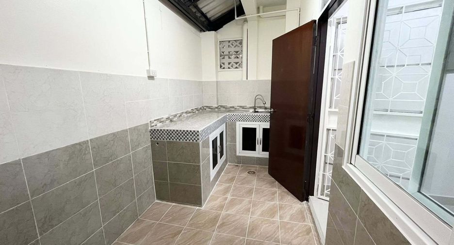 For rent 3 bedrooms townhouse in Bueng Kum, Bangkok
