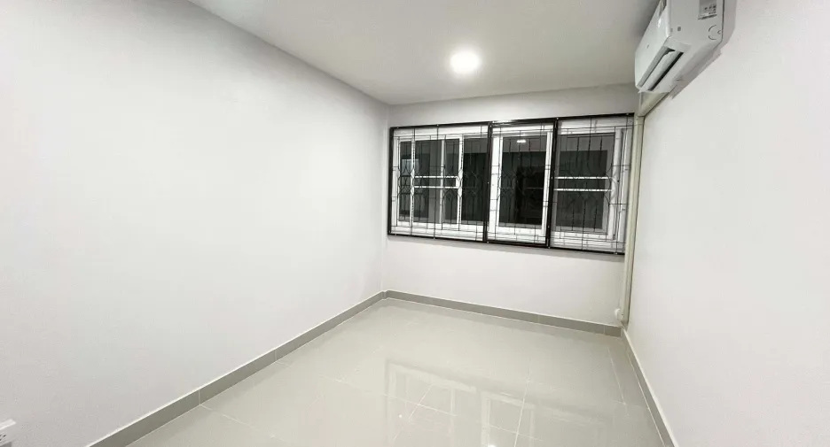 For rent 3 bedrooms townhouse in Bueng Kum, Bangkok